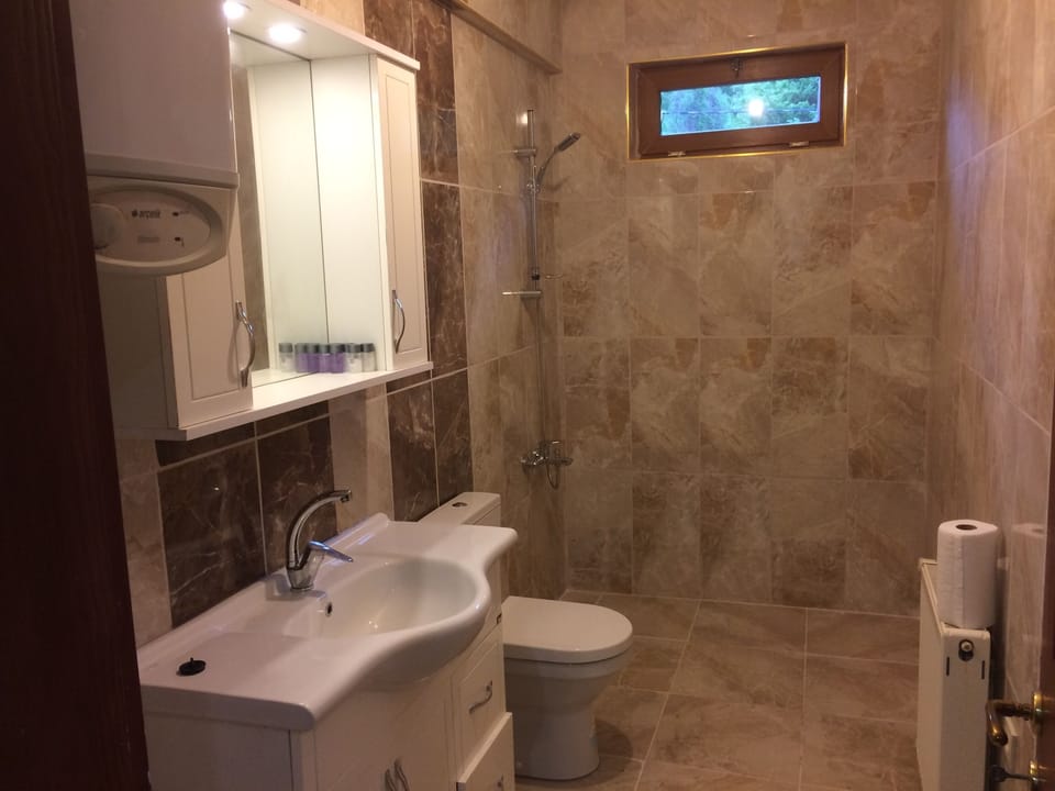 Comfort Double Room (Corner) | Bathroom | Free toiletries, hair dryer, slippers