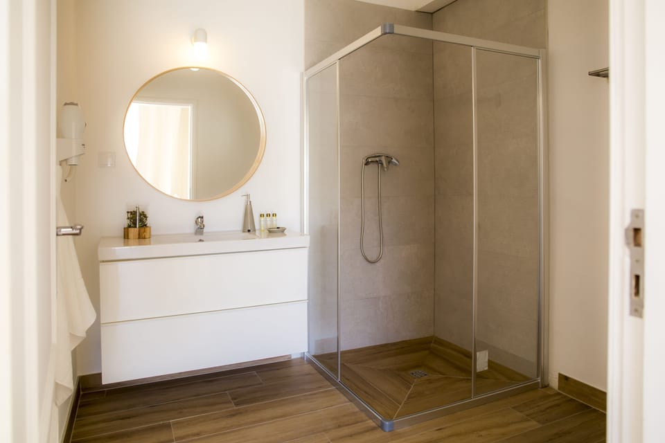 King Room With Pool View | Bathroom shower