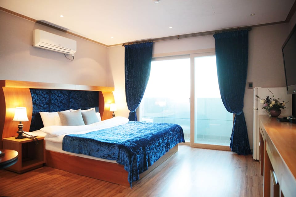 Deluxe Double Room | 1 bedroom, desk, blackout drapes, soundproofing