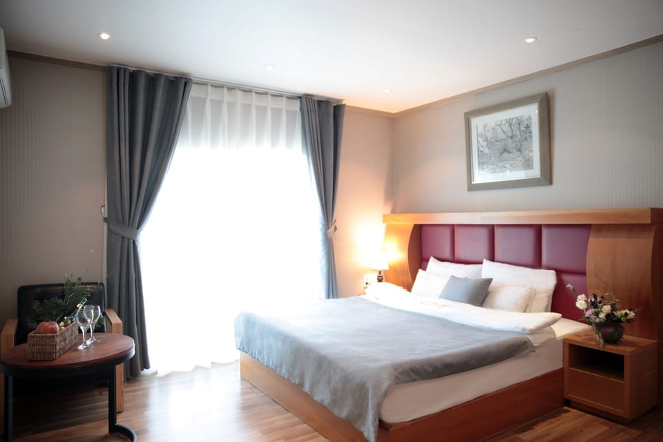 Standard Double Room | 1 bedroom, desk, blackout drapes, soundproofing