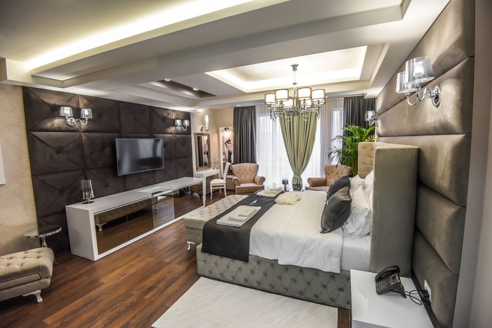 Deluxe Room, 1 Queen Bed | Premium bedding, minibar, in-room safe, laptop workspace