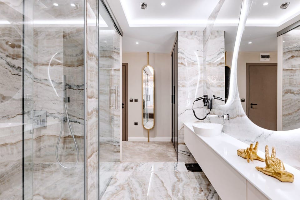 Signature Suite, 1 Queen Bed, Jetted Tub, Pool View | Bathroom | Shower, free toiletries, hair dryer, bathrobes