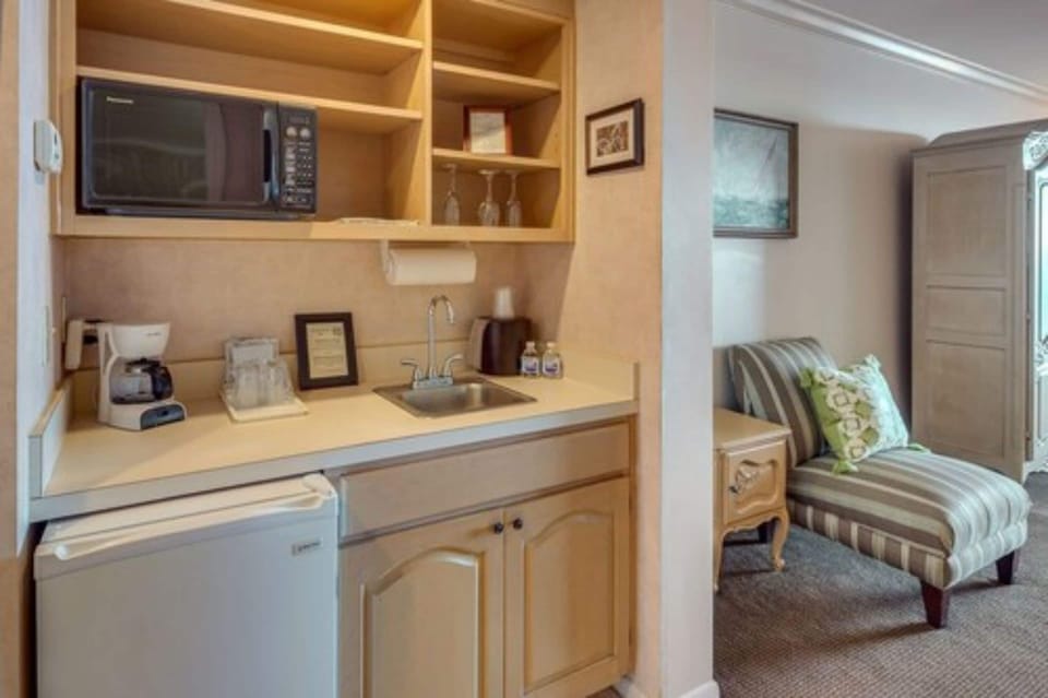 Room, 1 King Bed (River Suite 203) | Private kitchenette