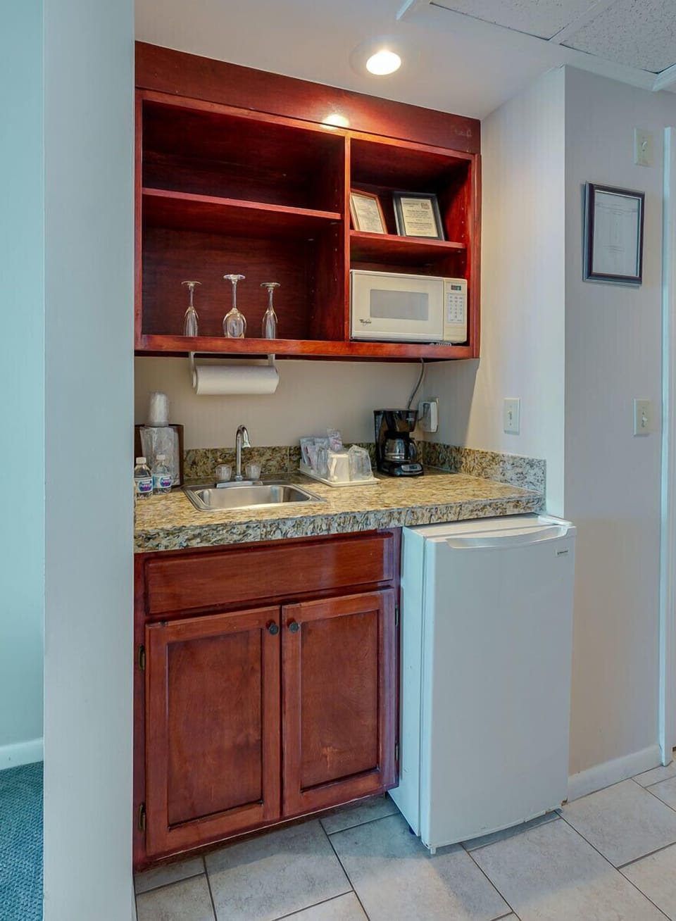 Room, 1 King Bed (River Suite 302) | Private kitchenette