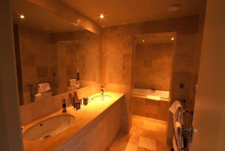Deep soaking tub, free toiletries, hair dryer, bathrobes
