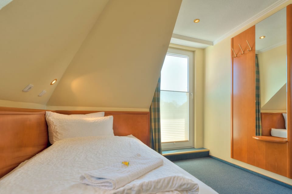 Single Room, Balcony | In-room safe, iron/ironing board, cribs/infant beds, rollaway beds