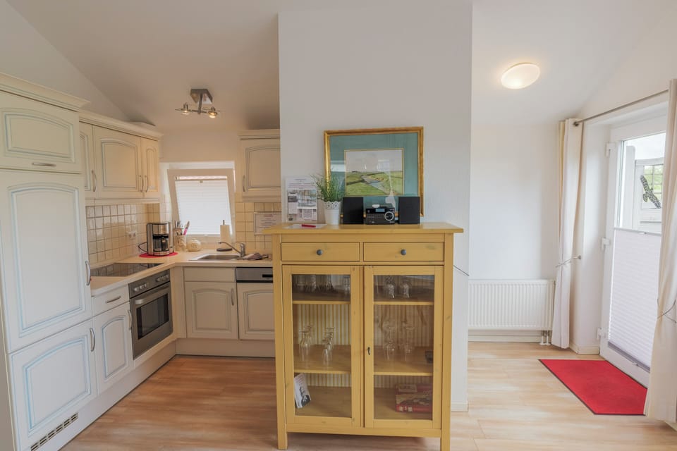 Apartment, 2 Bedrooms | Private kitchen | Fridge, oven, stovetop, coffee/tea maker