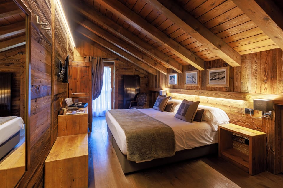 Romantic Double Room | In-room safe, individually decorated, individually furnished, desk