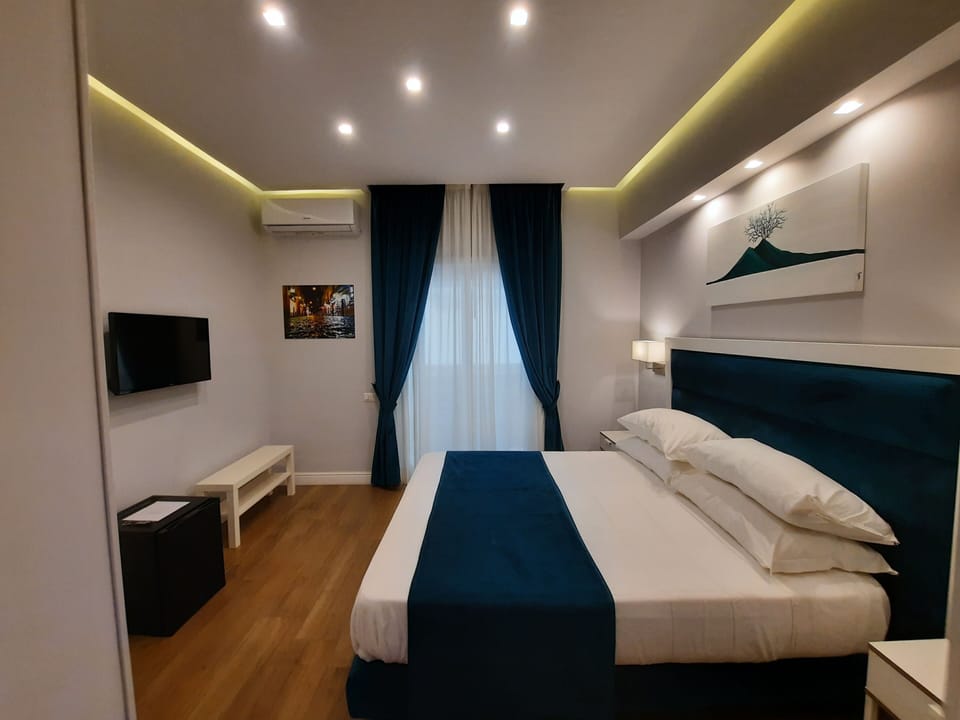 Comfort Double Room | Minibar, in-room safe, blackout drapes, soundproofing