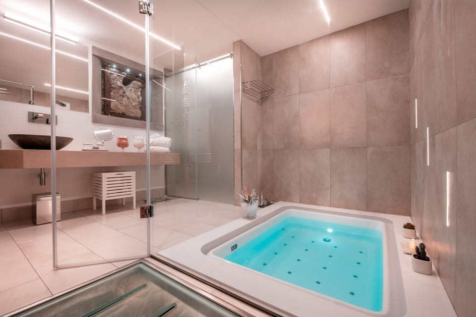 Luxury Suite, Jetted Tub | Private spa tub