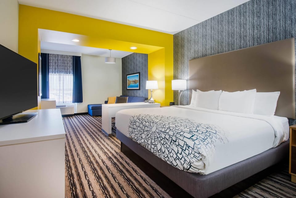 Deluxe Studio Suite, 1 King Bed, Non Smoking | Premium bedding, pillowtop beds, desk, blackout drapes