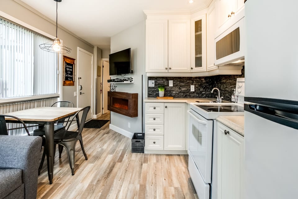 Condo, 1 Bedroom | Living area | Flat-screen TV, fireplace, Netflix