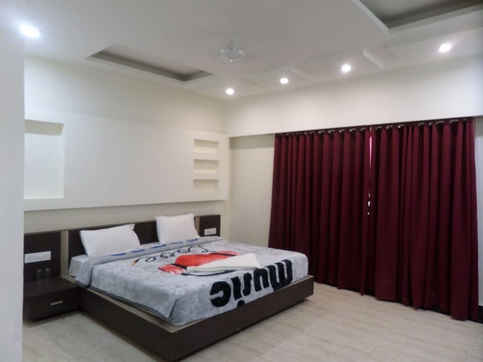 Executive Room | 1 bedroom, premium bedding, pillowtop beds, in-room safe