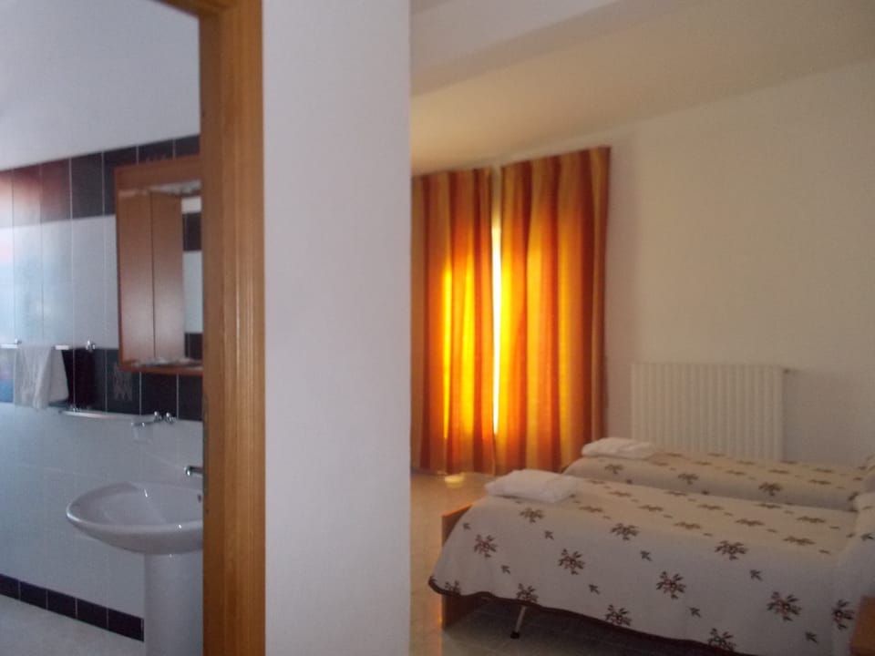 Triple Room | Bathroom | Shower, free toiletries, hair dryer, bidet