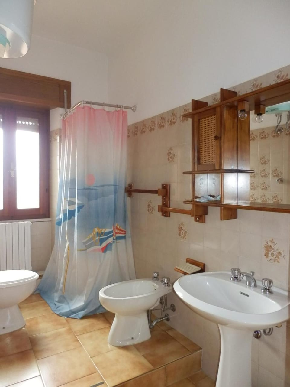 Shower, free toiletries, hair dryer, bidet