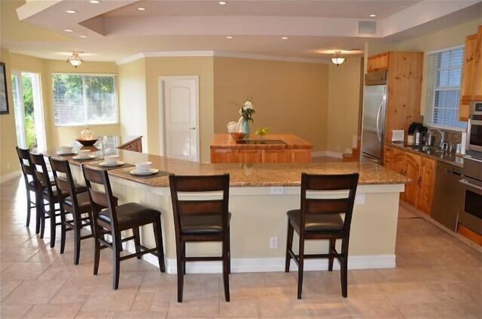 Large Open Granite Kitchen w/Stainless Appliances...