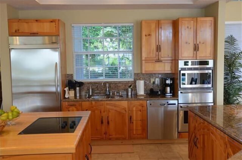 Exceptionally Large Open Kitchen w/Granite Counter Dining...