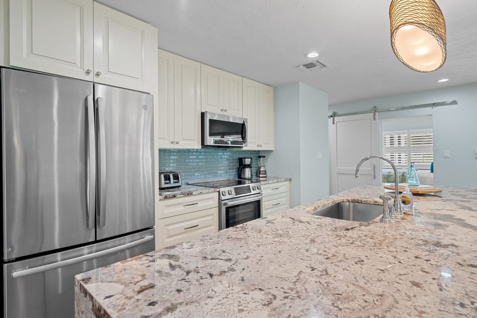 House, 4 Bedrooms, Private Pool, Lake View | Private kitchen | Fridge, microwave, stovetop, dishwasher