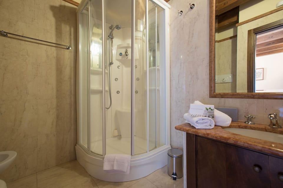 Basic Triple Room, City View | Bathroom | Hair dryer, slippers, bidet, towels
