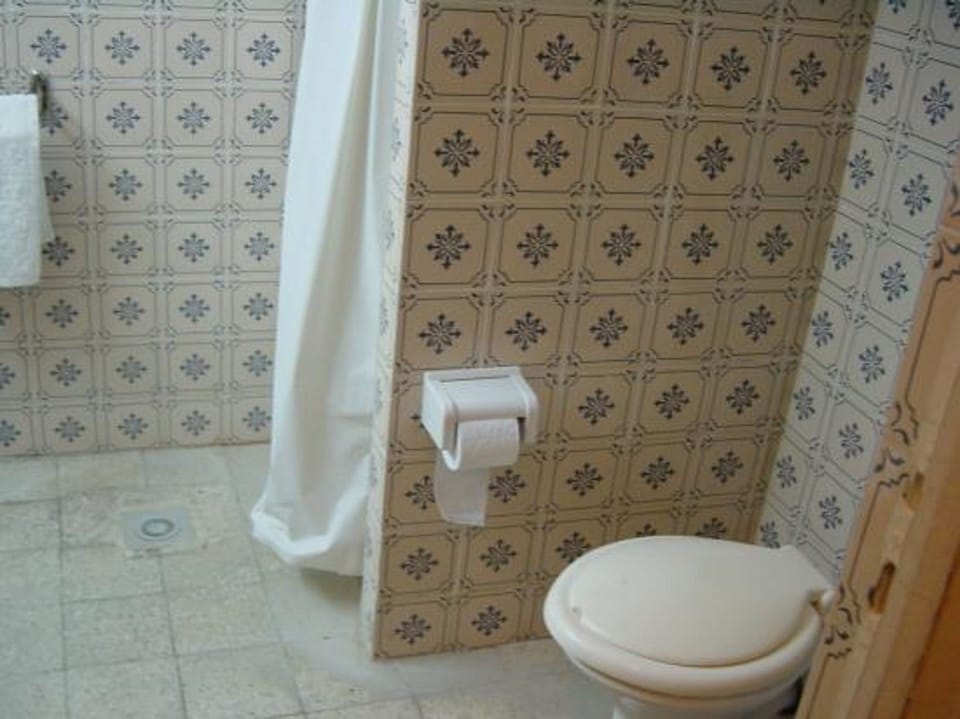 Deep soaking tub, free toiletries, towels