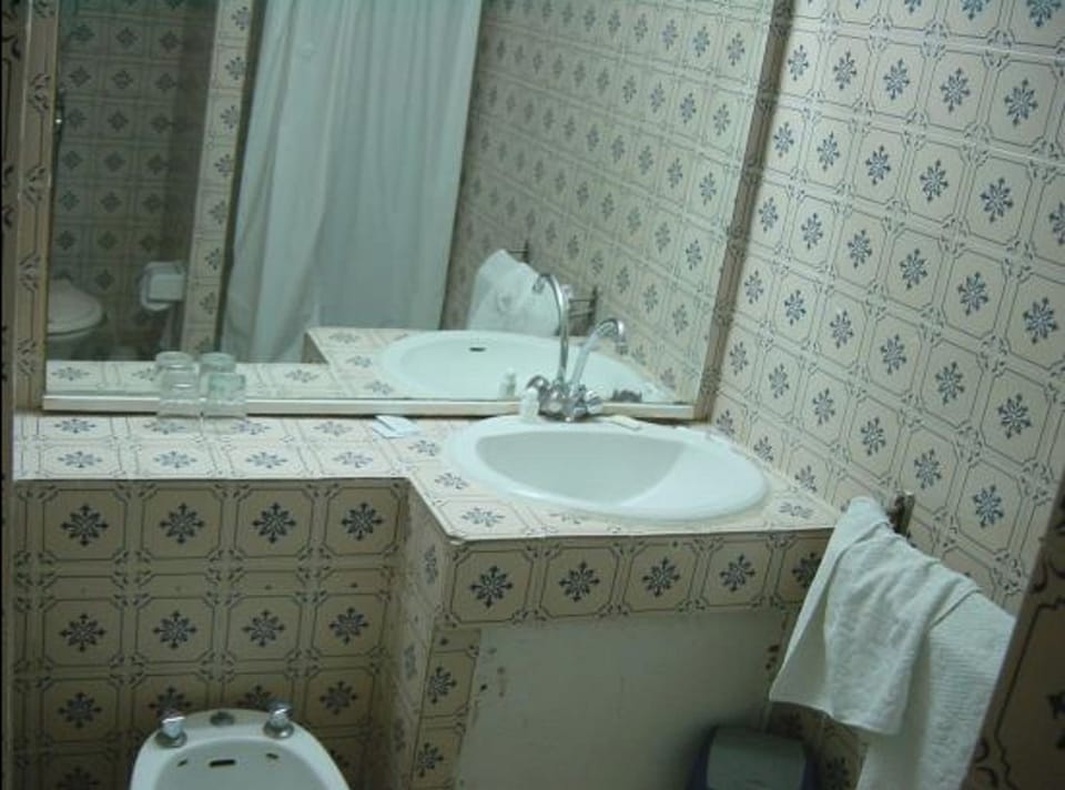 Deep soaking tub, free toiletries, towels