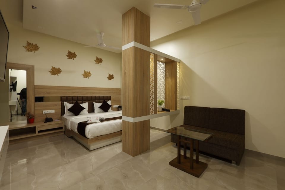 Premium Room, 1 King Bed | 1 bedroom, Egyptian cotton sheets, premium bedding, Select Comfort beds