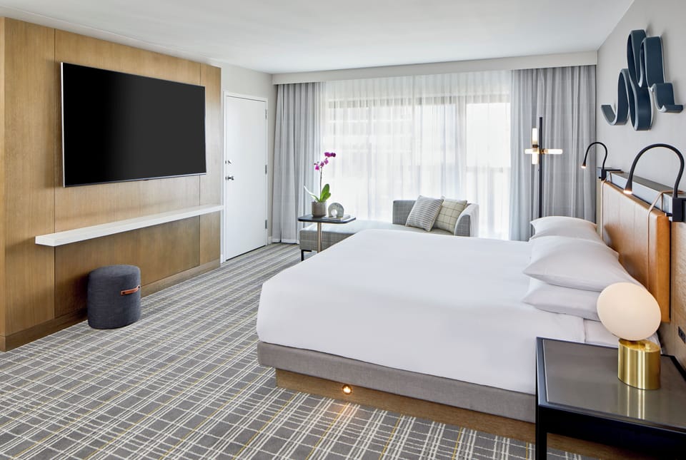 Deluxe Suite | Down comforters, in-room safe, desk, laptop workspace