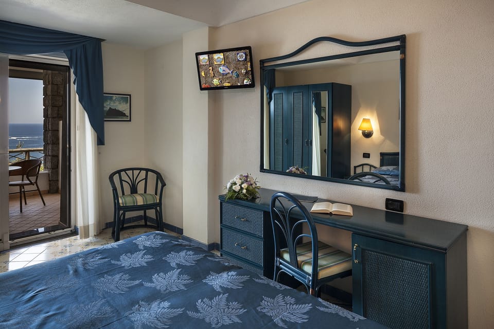 Comfort Double Room, Sea View | Minibar, in-room safe, desk, blackout drapes