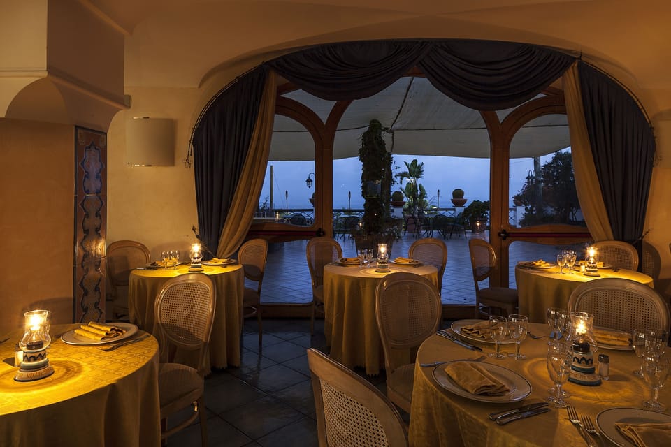 2 restaurants; lunch and dinner served