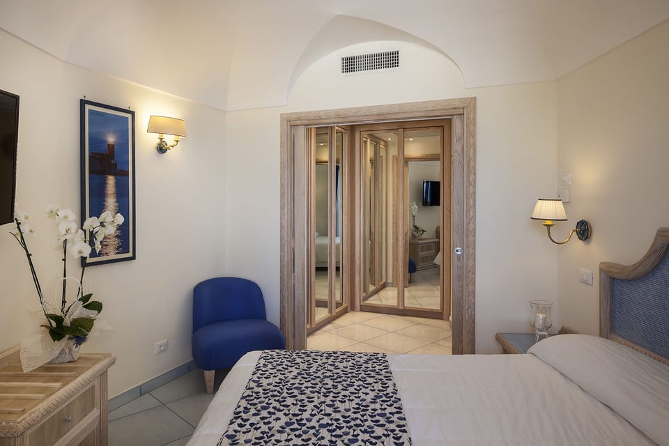 Exclusive Suite (Spa Access) | Minibar, in-room safe, desk, blackout drapes