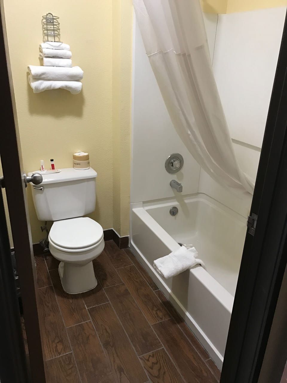 Deluxe Suite | Bathroom | Hair dryer, towels