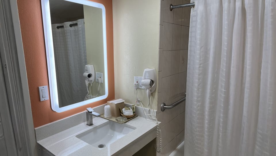 Room, 1 King Bed, Accessible, Non Smoking | Bathroom | Combined shower/tub, hair dryer, towels