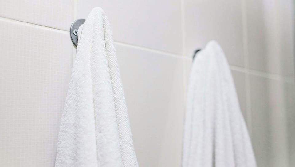 Combined shower/tub, hair dryer, towels