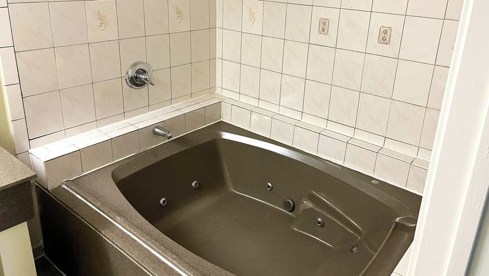 Combined shower/tub, hair dryer, towels