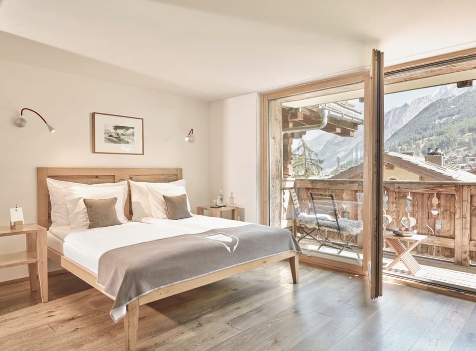 Junior Suite | Hypo-allergenic bedding, Tempur-Pedic beds, minibar, in-room safe