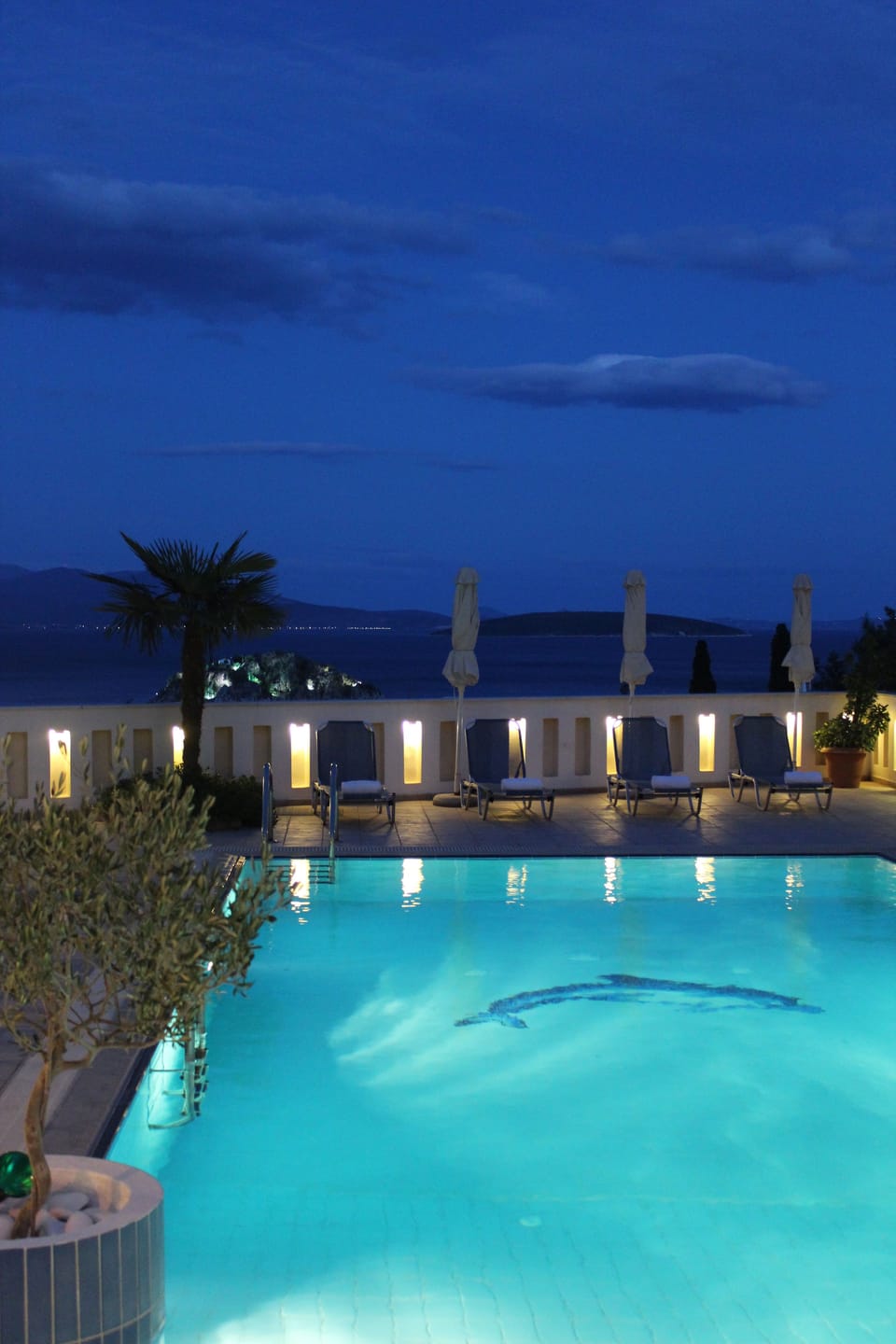 Outdoor pool, pool umbrellas, sun loungers