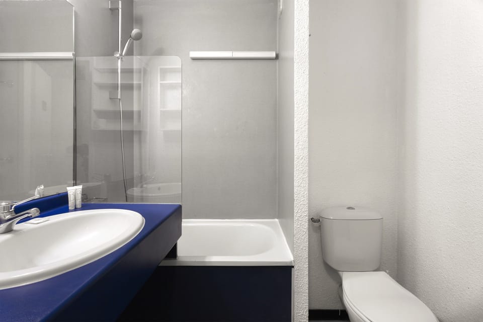 Bathtub, free toiletries, towels