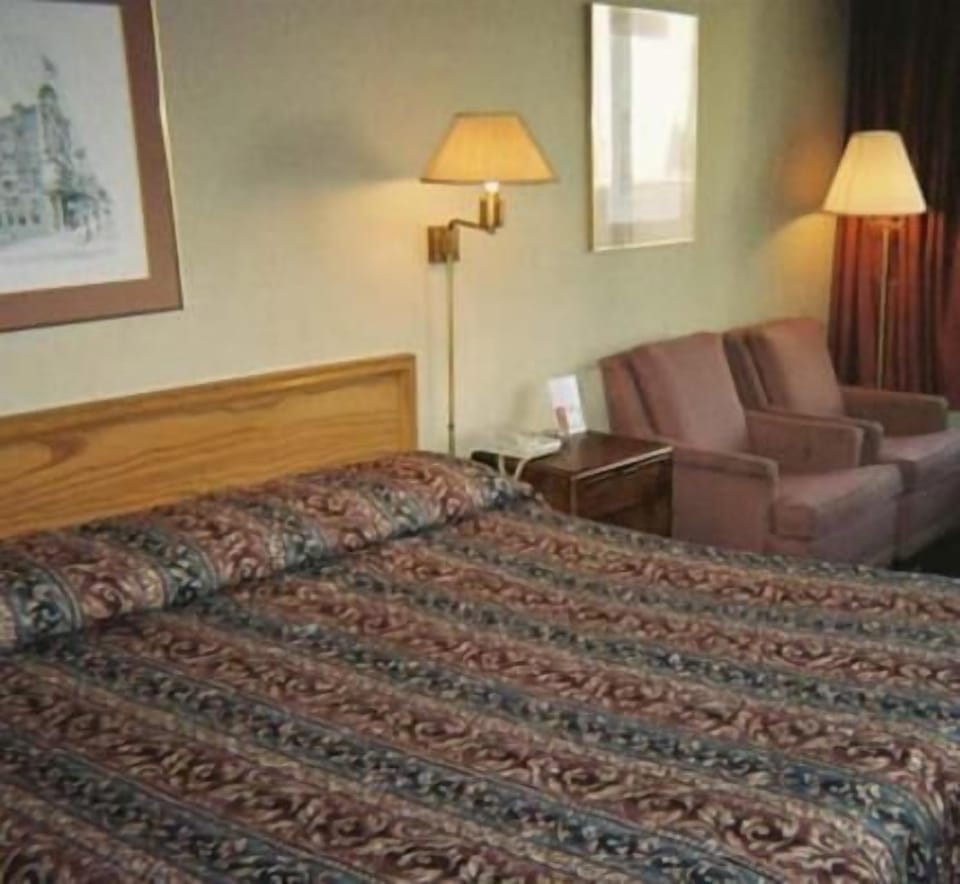 Desk, laptop workspace, free WiFi, bed sheets