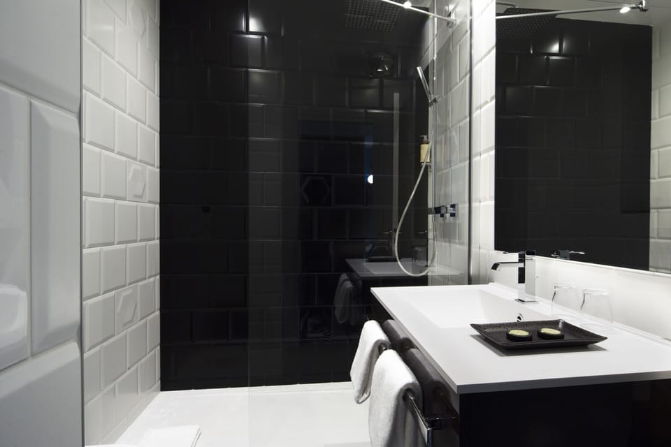 Superior Room | Bathroom | Free toiletries, hair dryer, towels