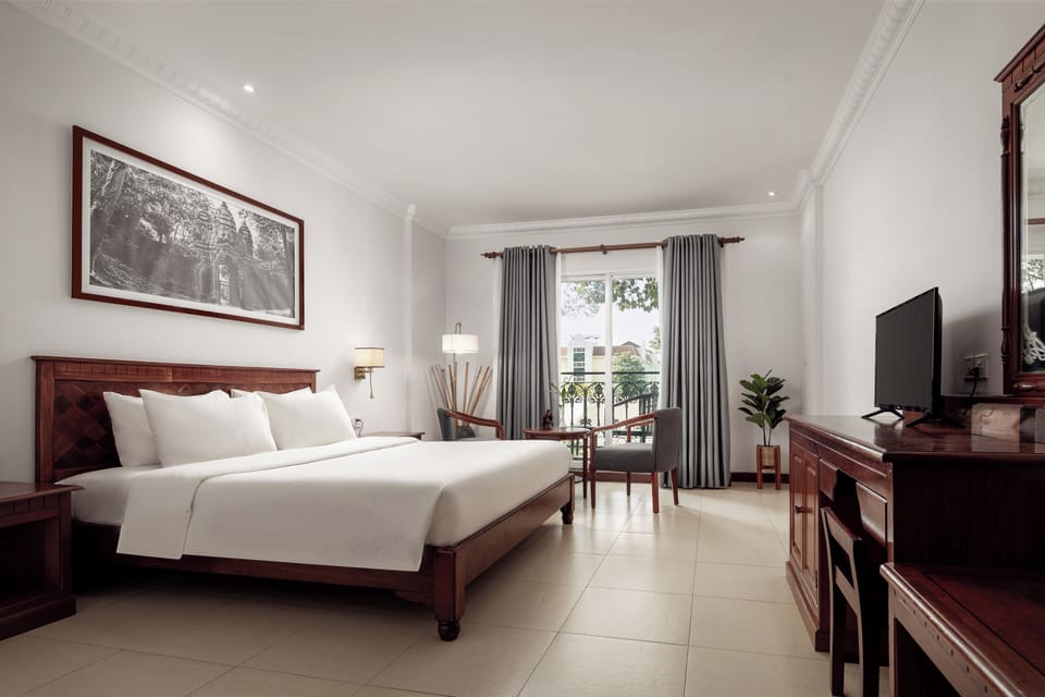 Superior Double Room | Minibar, in-room safe, desk, laptop workspace