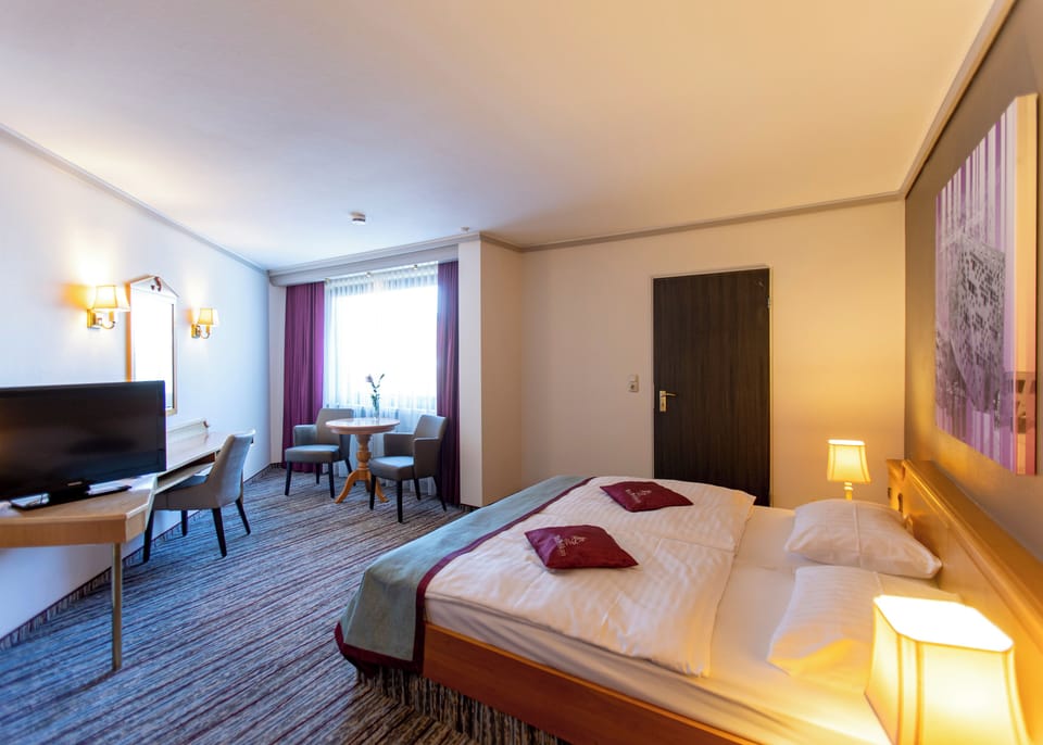 Comfort Double Room | Hypo-allergenic bedding, down comforters, minibar, desk