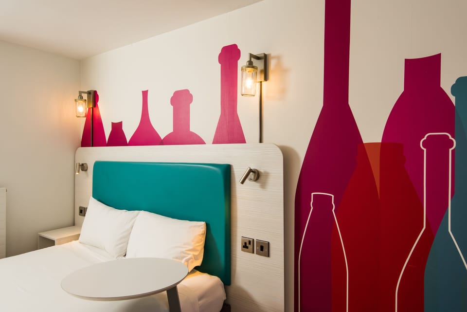 Room, 1 Double Bed (The Queen) | Desk, blackout drapes, soundproofing, iron/ironing board