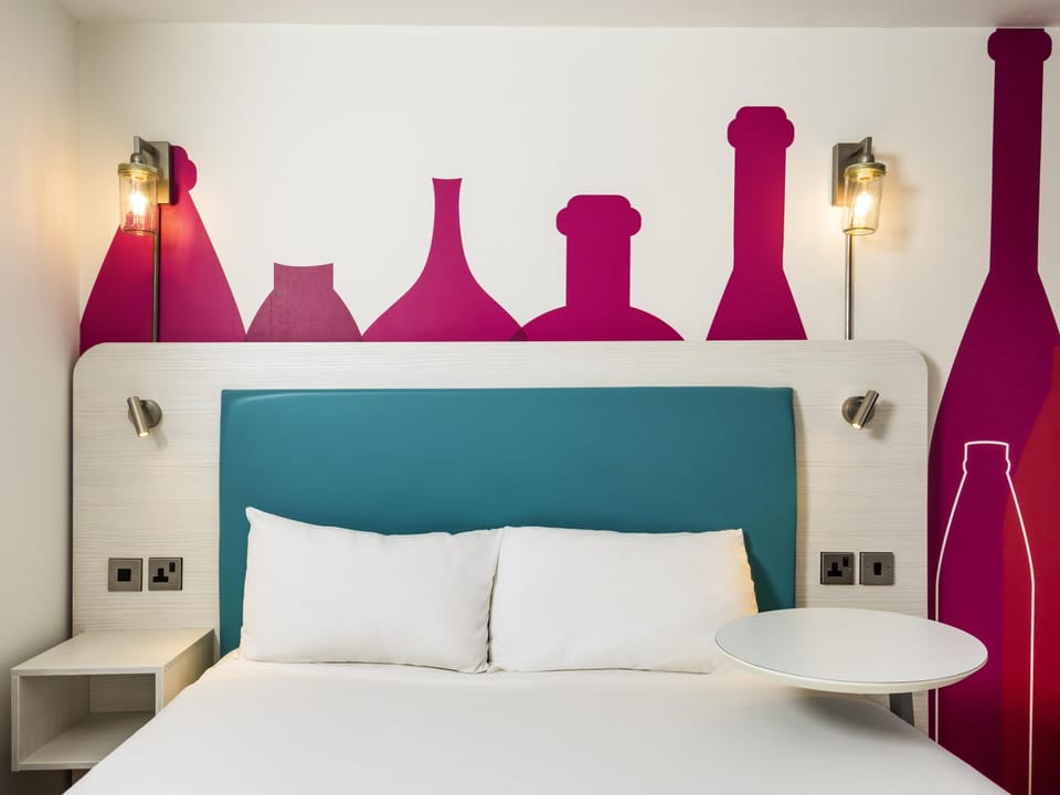 Room, 1 Double Bed (The Queen) | Desk, blackout drapes, soundproofing, iron/ironing board