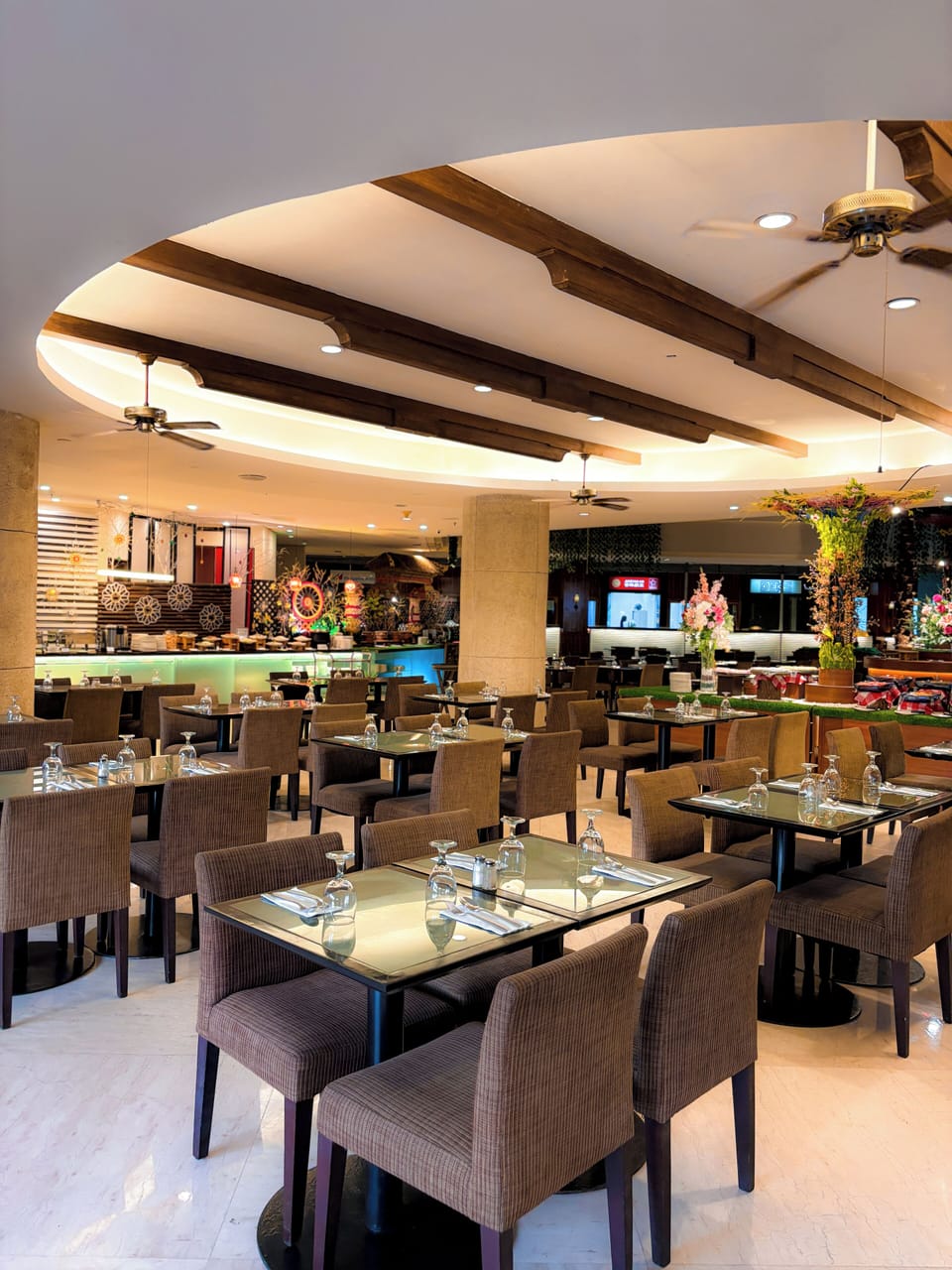 4 restaurants; breakfast, lunch, and dinner served