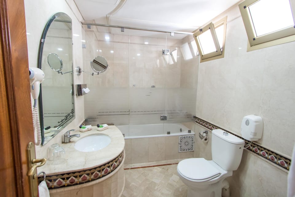Suite | Bathroom | Free toiletries, hair dryer, bathrobes, slippers