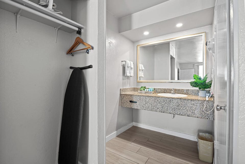 Combined shower/tub, free toiletries, hair dryer, towels