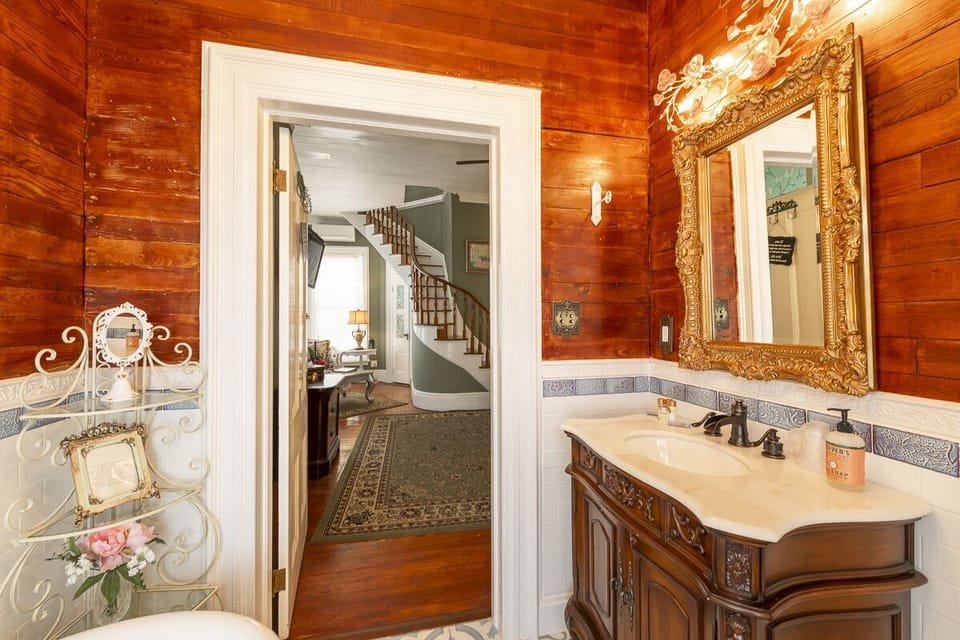 Loft, 2 Bedrooms | Bathroom | Free toiletries, hair dryer, towels