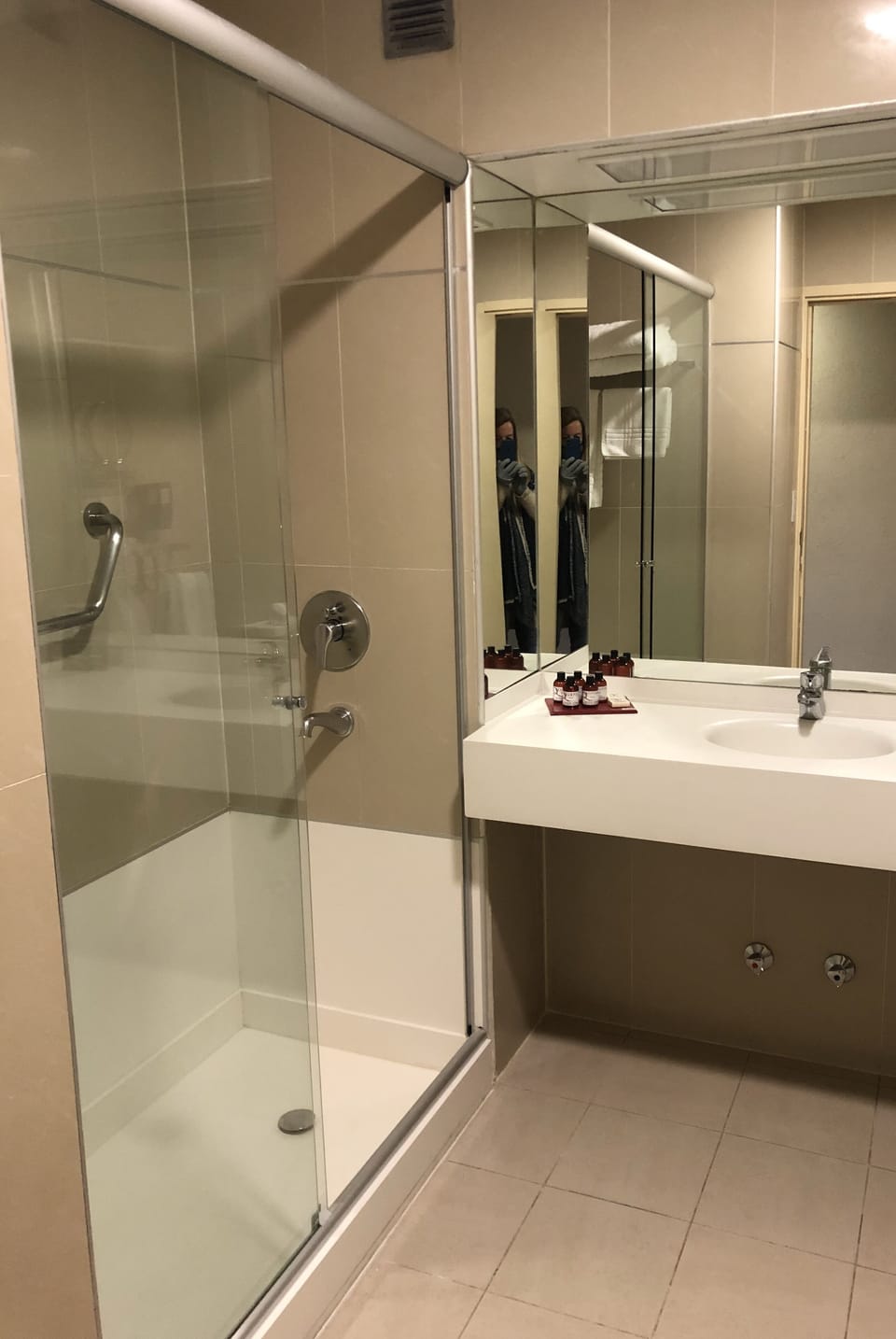 Combined shower/tub, free toiletries, hair dryer, bidet