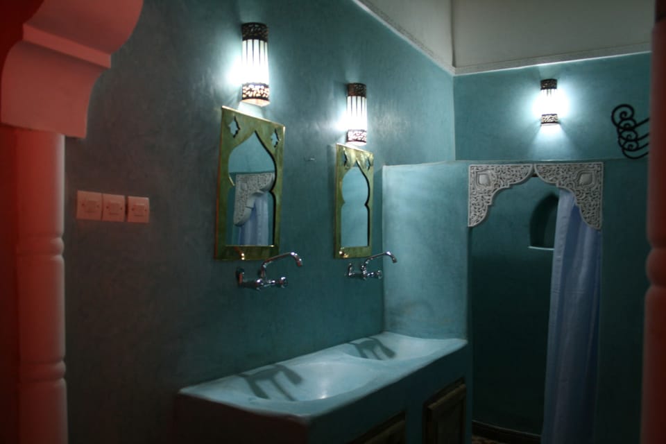 Suite Itto | Bathroom | Rainfall showerhead, free toiletries, hair dryer, slippers
