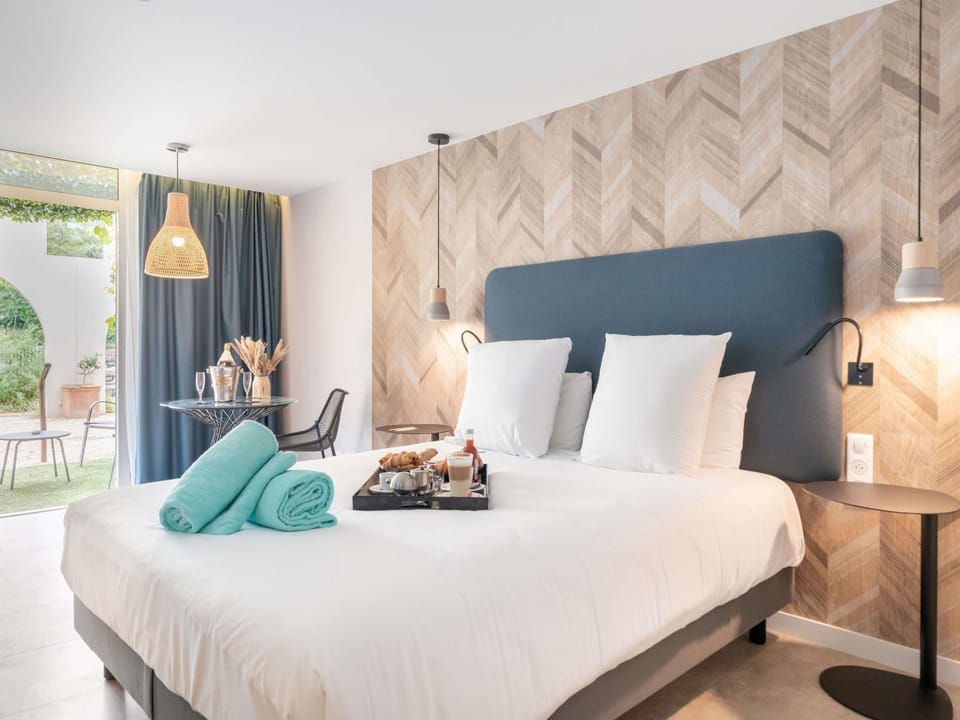 Blackout drapes, soundproofing, iron/ironing board, free WiFi